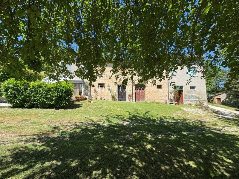 Klein huisje op het platteland in Arcevia