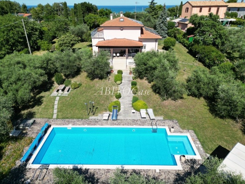Klein huisje op het platteland in Senigallia