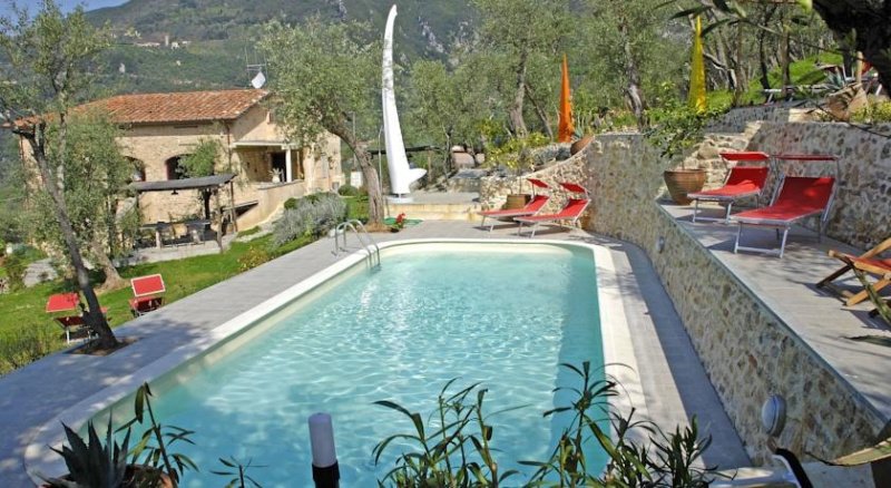 Casolare a Camaiore