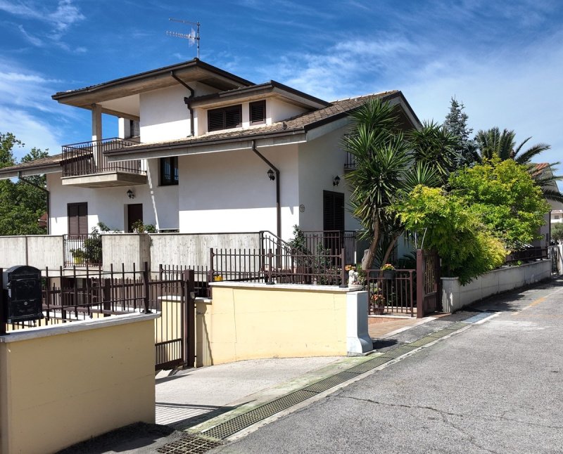 Villa in Pineto