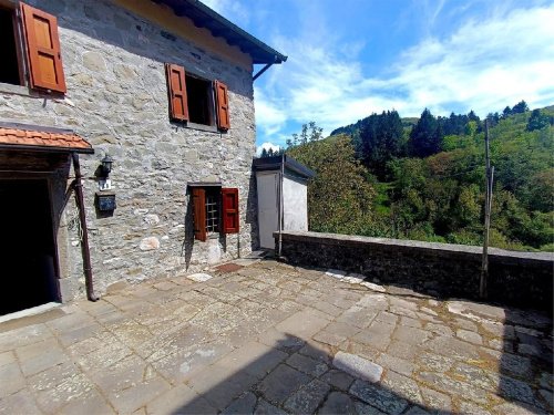 Semi-detached house in Minucciano