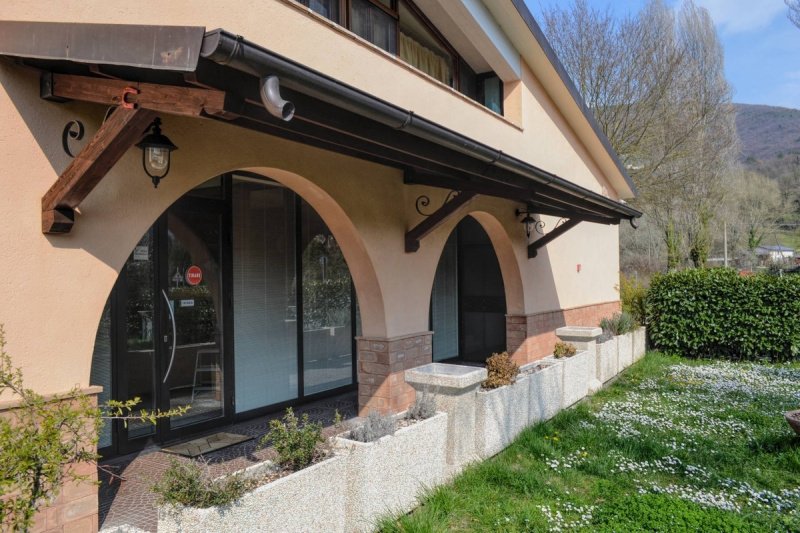 Zakelijk onroerend goed in Foligno