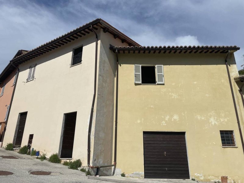 Half-vrijstaande woning in Foligno