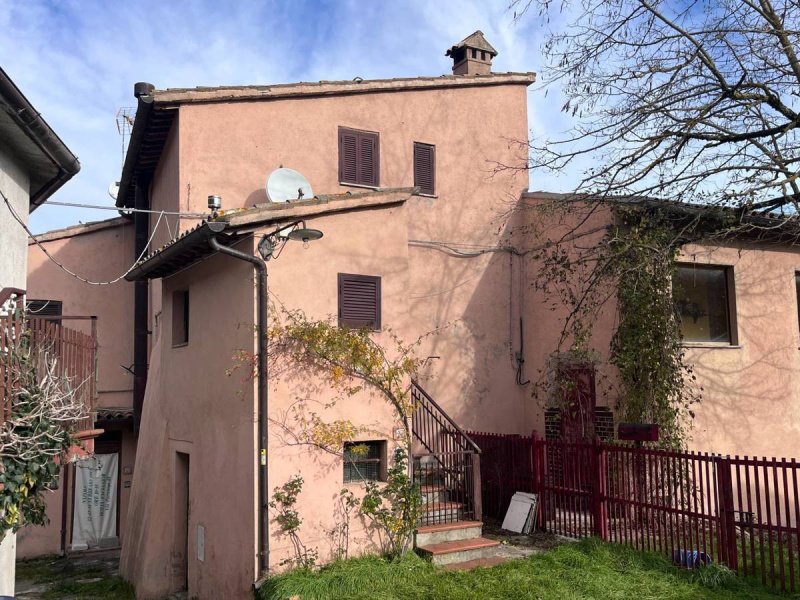 Half-vrijstaande woning in Campello sul Clitunno