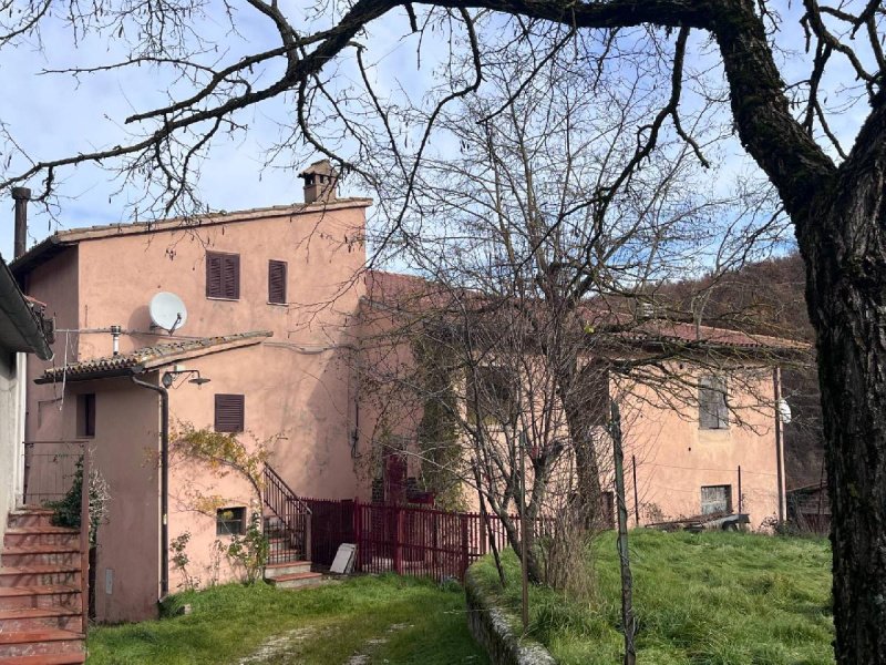 Half-vrijstaande woning in Campello sul Clitunno