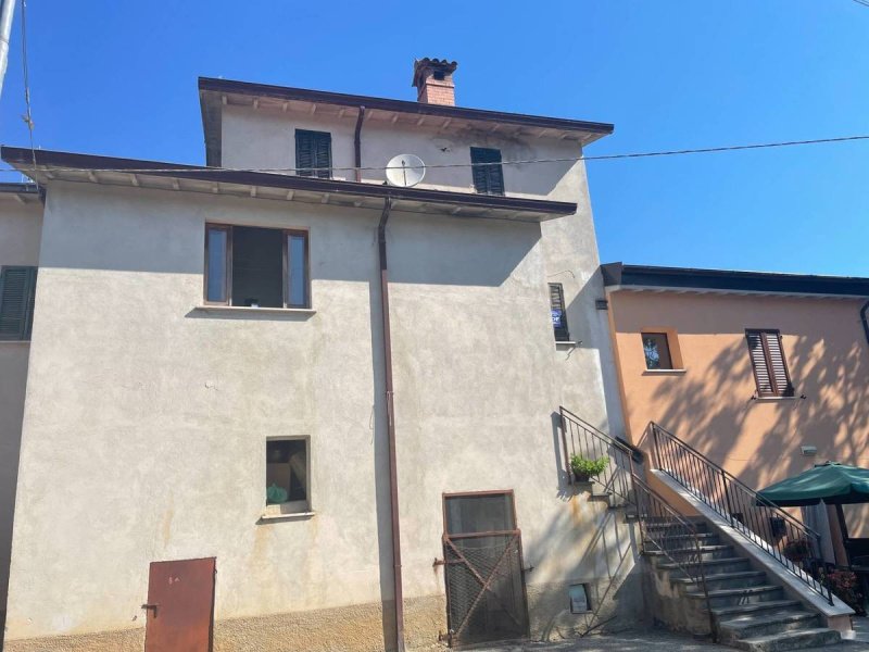 Half-vrijstaande woning in Sellano