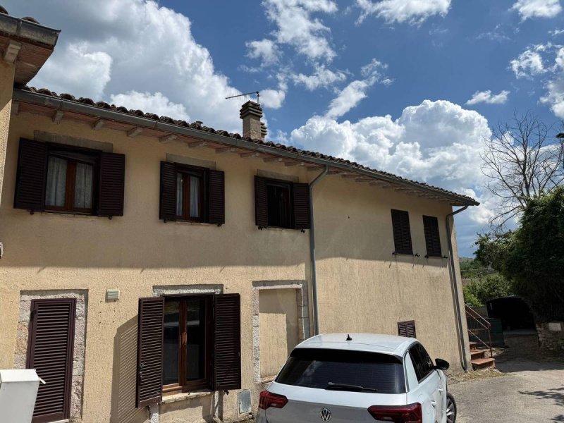 Casa geminada em Cerreto di Spoleto