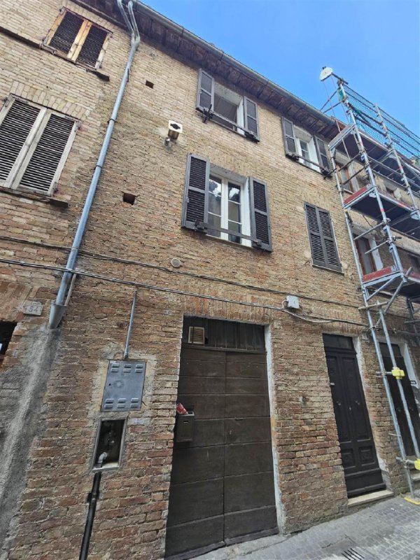 Top-to-bottom house in Cerreto d'Esi