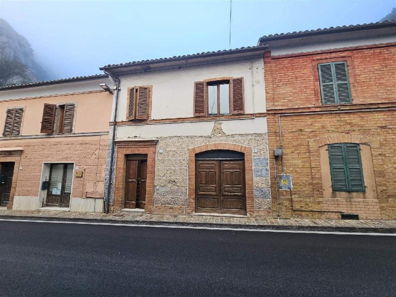Casa geminada em Pioraco