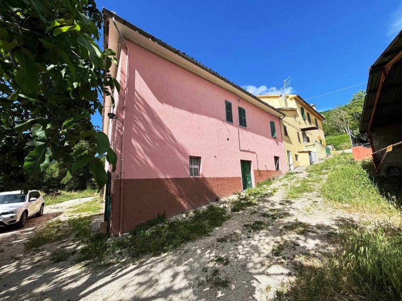 Half-vrijstaande woning in Camerino