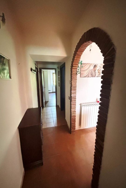 Half-vrijstaande woning in Pioraco