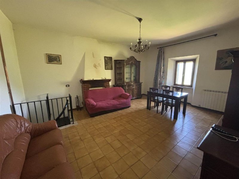 Half-vrijstaande woning in Pioraco