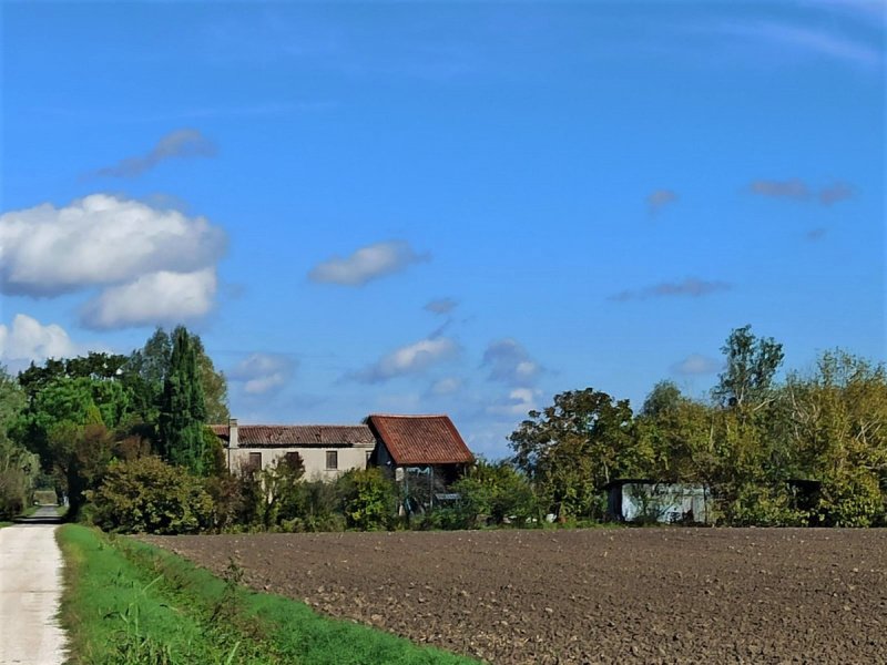 Klein huisje op het platteland in Masi