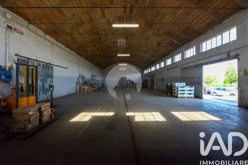 Kommersiell byggnad i Reggio Emilia