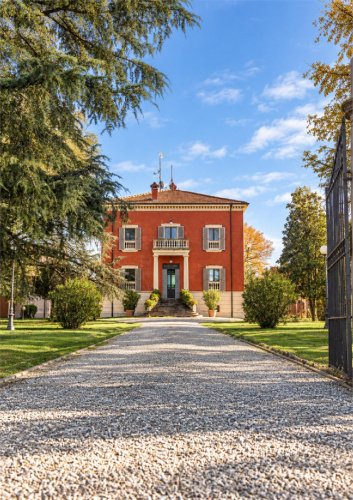 Villa in Medesano