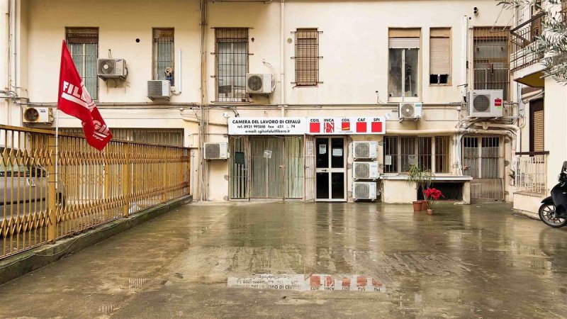 Edifício comercial em Cefalù