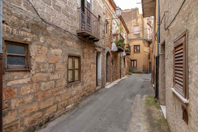Top-to-bottom house in Collesano
