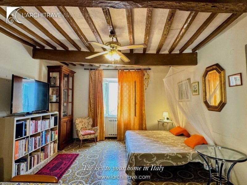 Half-vrijstaande woning in Pomarance