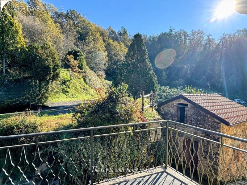 Half-vrijstaande woning in Bagnone