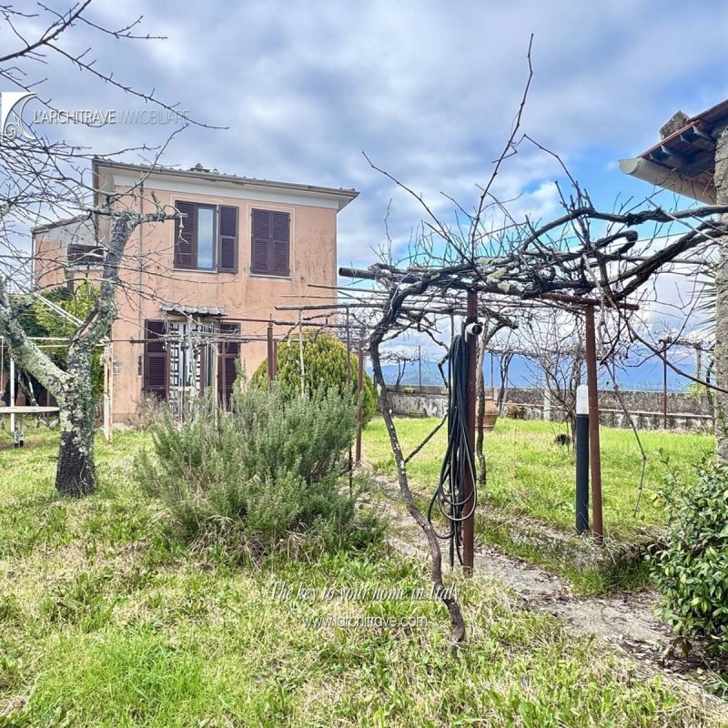 Особняк из двух квартир в Фолло