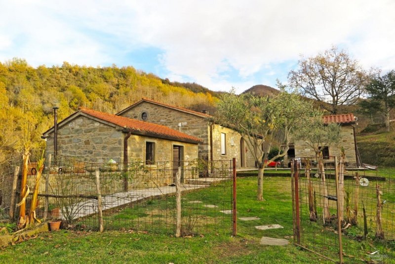 Klein huisje op het platteland in Casola in Lunigiana