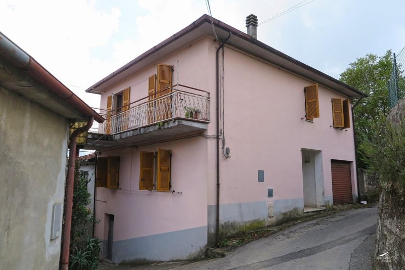 Half-vrijstaande woning in Licciana Nardi