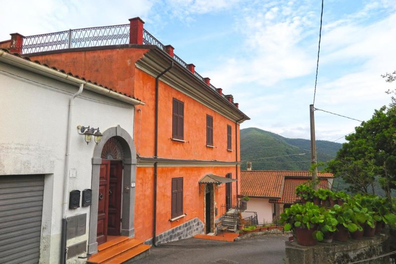 Detached house in Podenzana