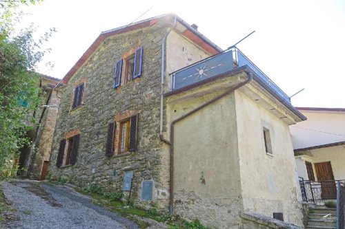 Semi-detached house in Bagnone