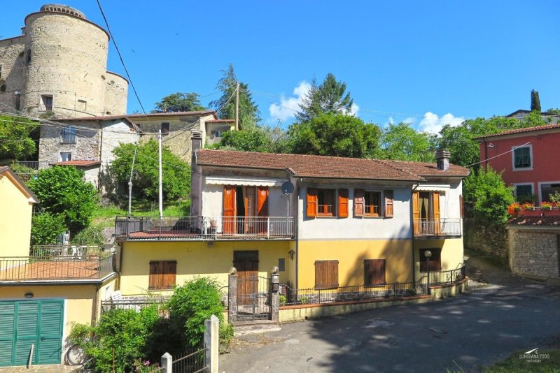 Half-vrijstaande woning in Licciana Nardi