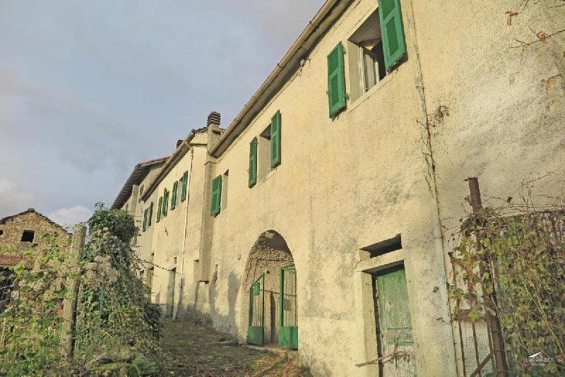 Half-vrijstaande woning in Pontremoli