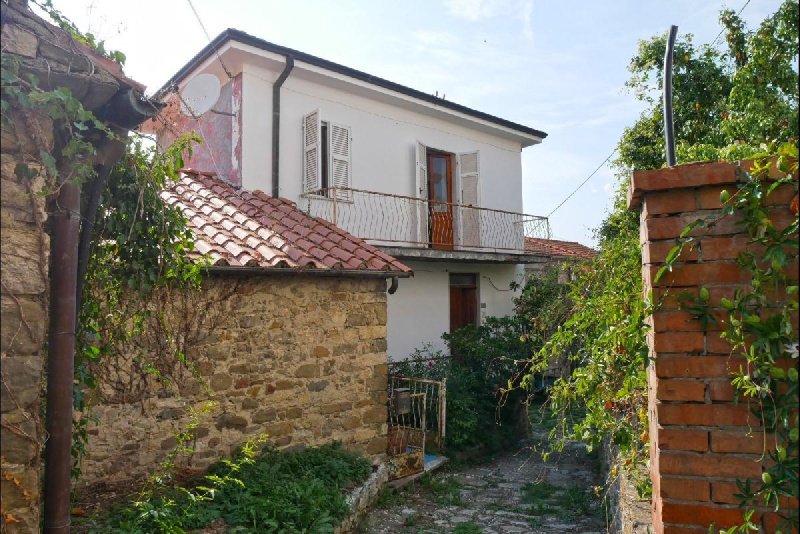 Поселок в Казола-ин-Луниджана