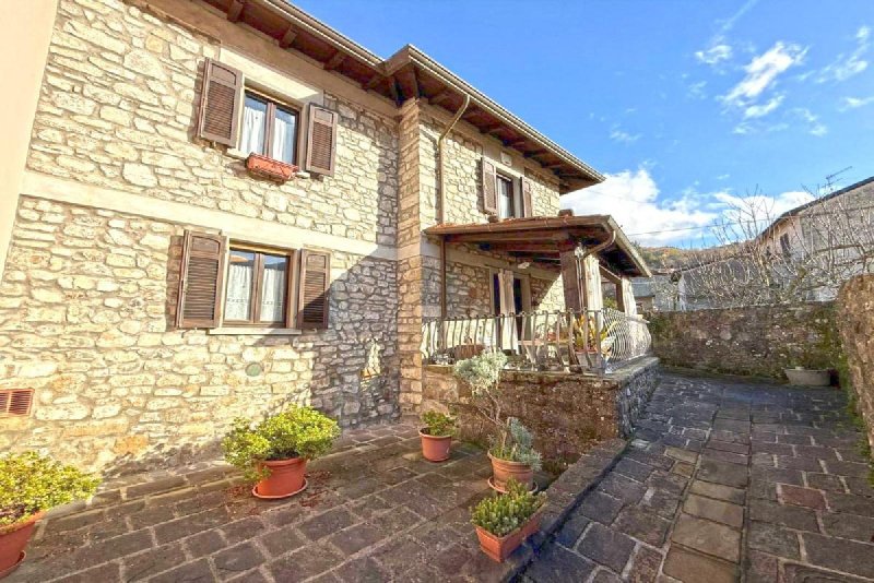 Half-vrijstaande woning in Minucciano