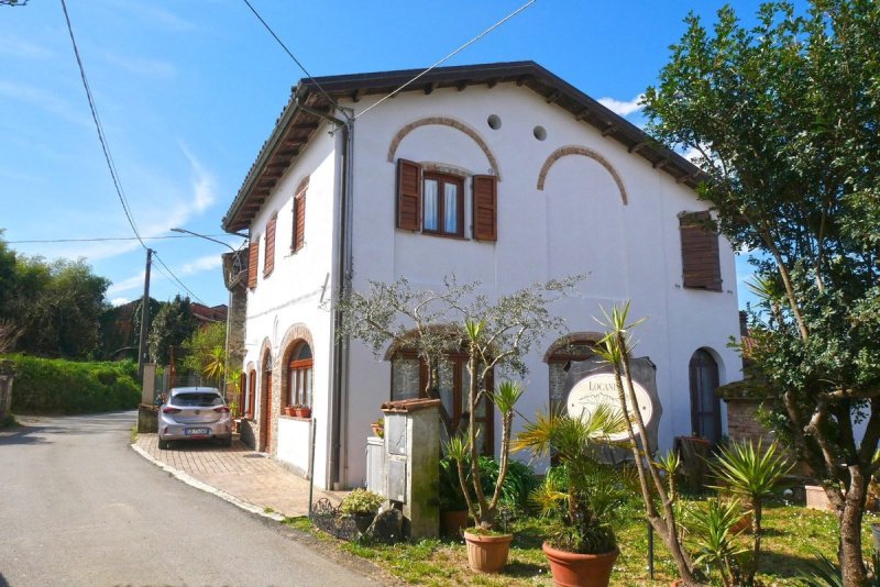 Edifício comercial em Aulla