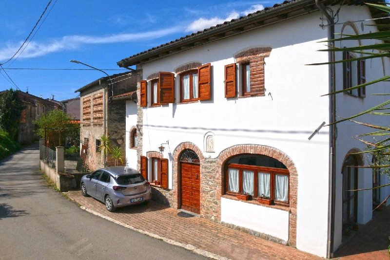 Edifício comercial em Aulla
