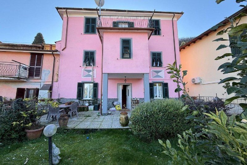 Detached house in Ameglia