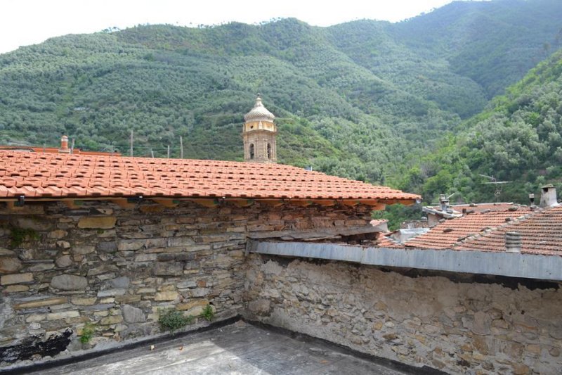 Top-to-bottom house in Badalucco