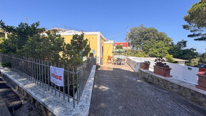 Detached house in Ponza