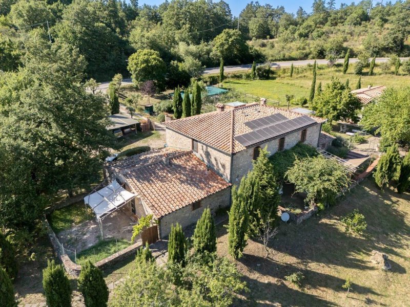 Klein huisje op het platteland in Montieri