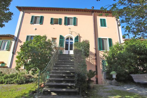 Historiskt hus i San Giuliano Terme