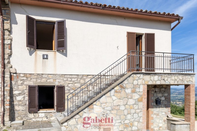 Top-to-bottom house in Fratta Todina