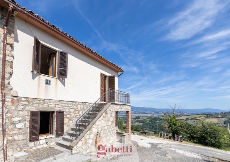 Top-to-bottom house in Fratta Todina