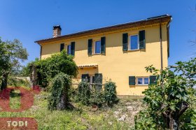 Country house in Todi