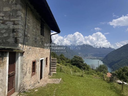 Farmhouse in Alta Valle Intelvi