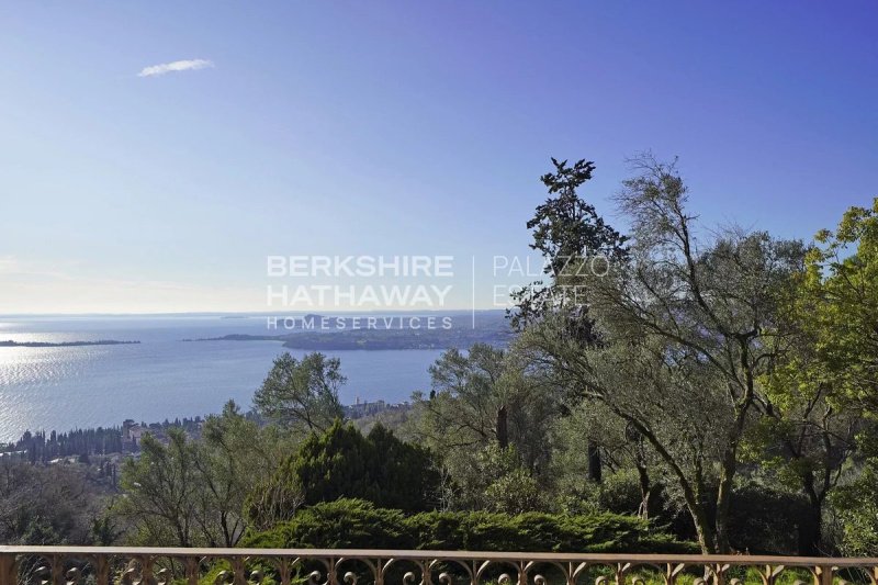 Вилла в Гардоне-Ривьера