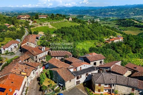 Отдельно стоящий дом в Асти