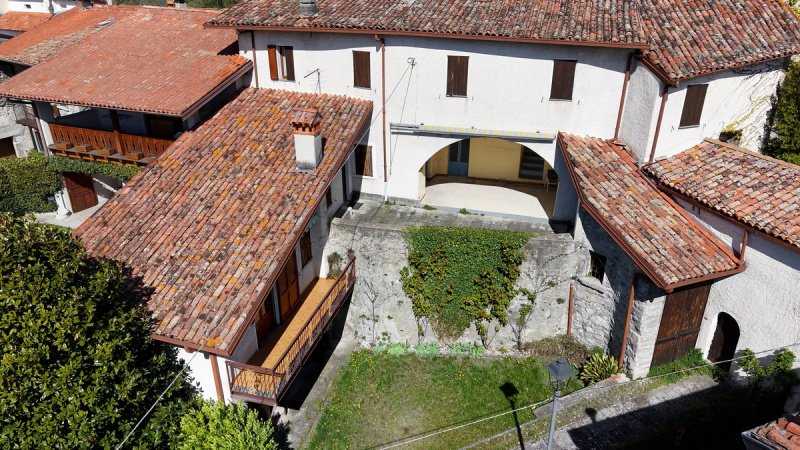 Maison jumelée à Solto Collina