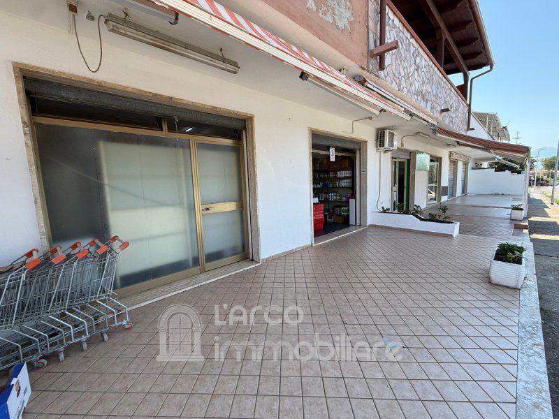 Kommersiell byggnad i Scalea