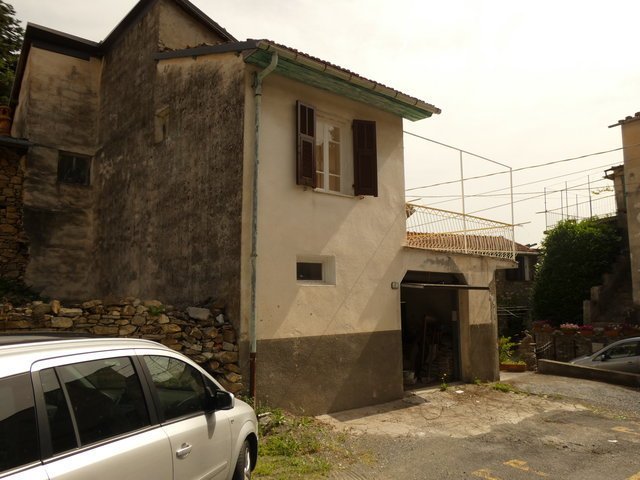 Half-vrijstaande woning in Borgomaro