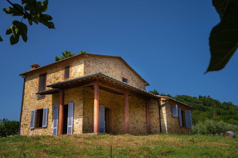 Klein huisje op het platteland in Radicondoli