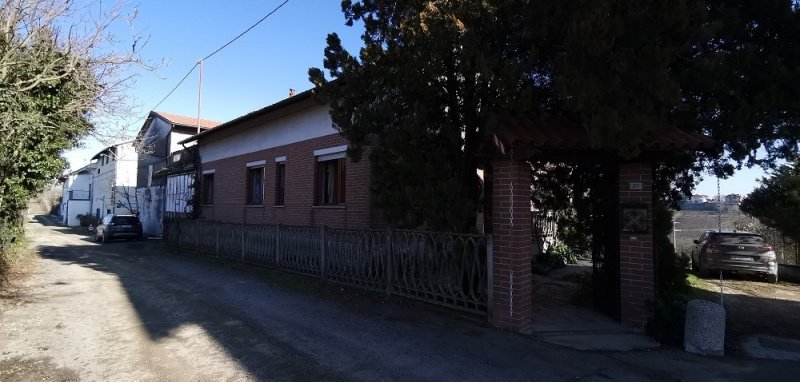 Hus på landet i Montegrosso d'Asti